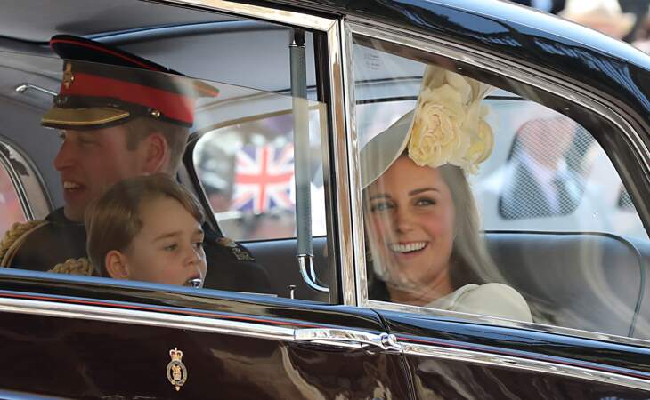 Le prince George entouré de ses parents, le prince William et Kate Middleton