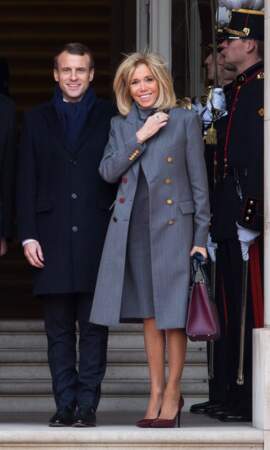 Brigitte Macron assure avec un carré blond très raide et la frange