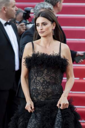 La bomba latina Penelope Cruz et sa fameuse robe noire effet transparent, lors du festival de Cannes 2018.