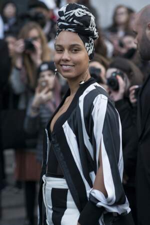 C'est officiel : Alicia Keys excelle dans l'art de nouage de foulard