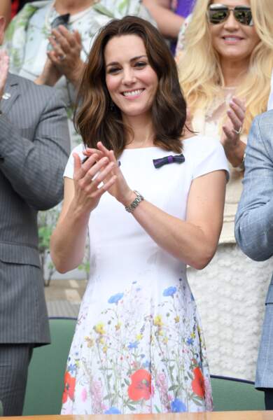 un look très printanier pour Kate avec sa robe blanche à fleurs
