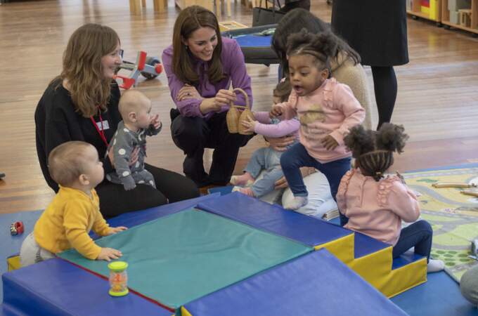 La duchesse de Cambridge s'est assisse avec les enfants pour jouer avec eux