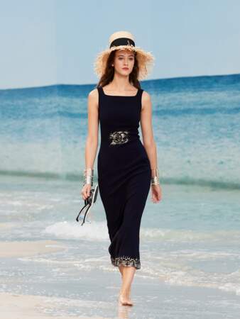 Le petite robe noire de Chanel peut être aussi longue, aux formes chiquissimes, à porter de jour comme de nuit !