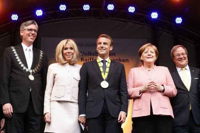 Brigitte Macron en rose assortie à Angela Merkel