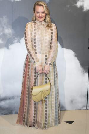 Elisabeth Moss radieuse en robe longue chez Dior