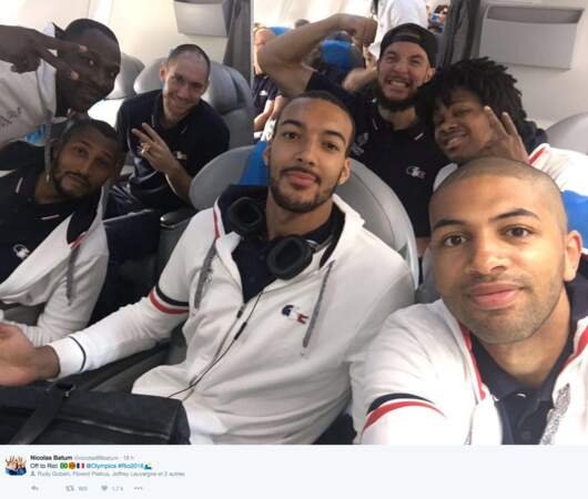 Nicolas Batum et les basketteurs dans l'avion