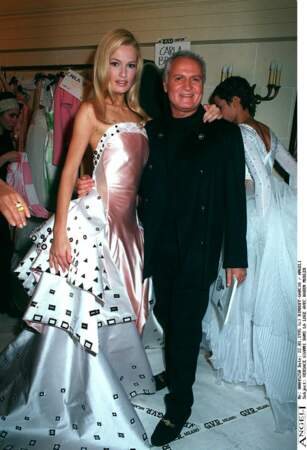 Karen Mulder avec Gianni Versace en 1995