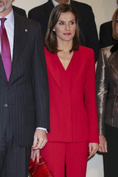 La reine Letizia d'Espagne en total look red de la tête aux pieds