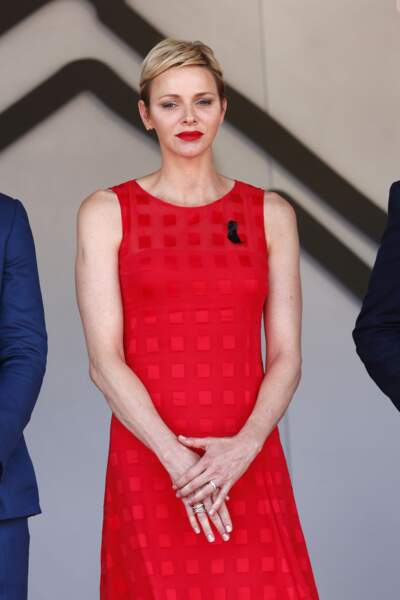 En robe à carreaux rouge Akris, lors du 75ème Grand Prix de Monaco le 28 mai 2017