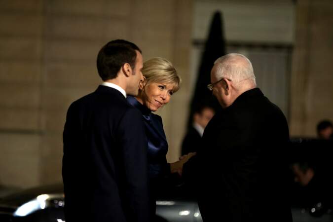 Brigitte Macron, très élégante en robe bleu nuit à l'Elysée le 23 janvier 2019 pour recevoir président israélien
