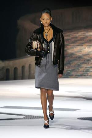 Louis Vuitton fait du perfecto une pièce idéale pour moderniser des looks classiques et chics.