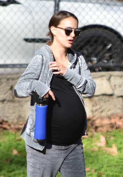 Natalie Portman, enceinte, affiche un ventre impressionnant lors d’une promenade dans un parc en Californie.