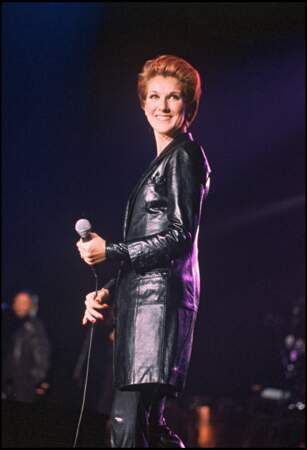 Elle passe au blond sur cheveux courts lors d'un concert à Wembley en 1995