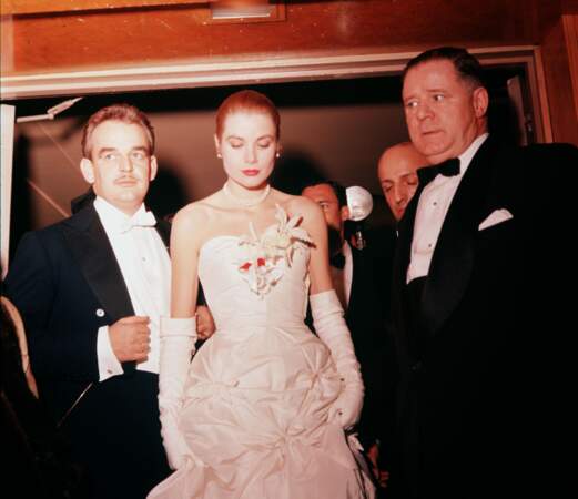 Le prince Rainier et Grace Kelly lors de l'annonce de leurs fiançailles en 1956 à Monaco