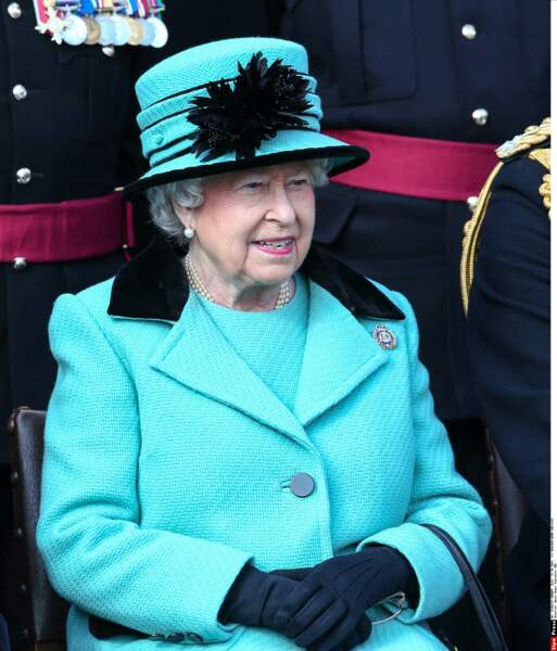 Elizabeth II : le turquoise rehaussé de noir...C'est plus chic ! 