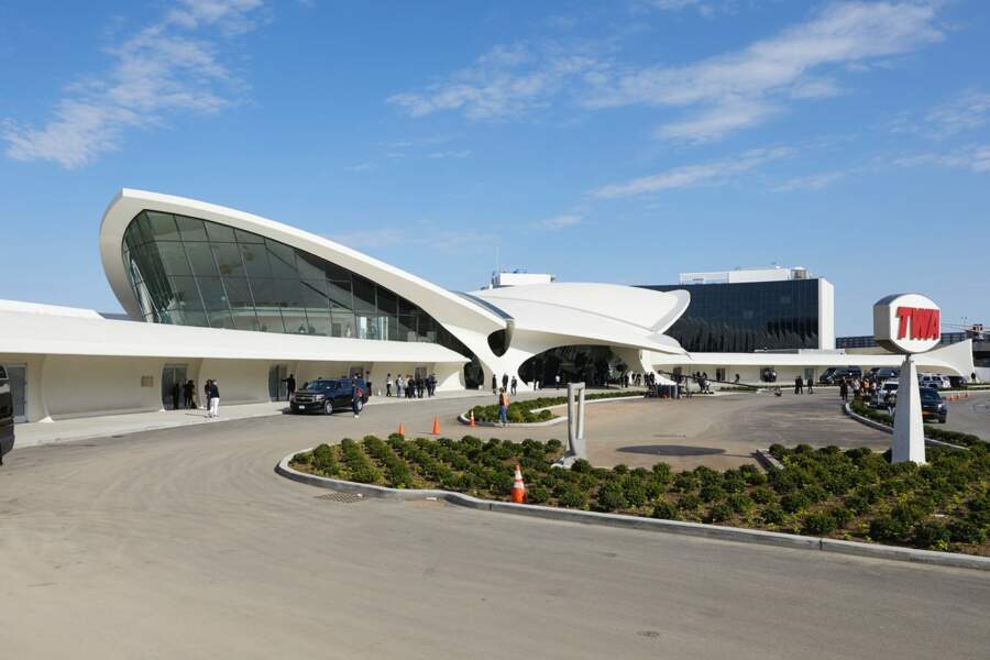Pour le Défilé Croisière 2020 Louis Vuitton, Nicolas Ghesquière a choisi l'aéroport John F. Kennedy à New-York.