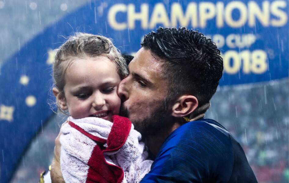 Olivier Giroud embrasse tendrement sa fille Jade, après la victoire des Bleus à la Coupe du monde