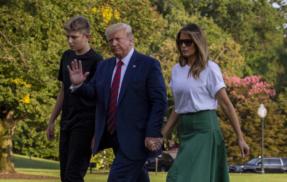 Donald Trump salue un garde de la Maison Blanche, Melania apparaît avec un maquillage réduit au nécessaire