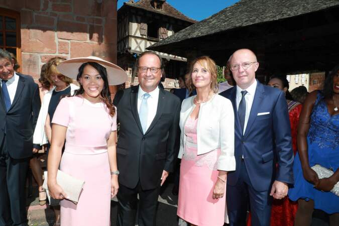 Ségolène Royal et François Hollande posent côte à côte lors du mariage de leur fils Thomas Hollande.