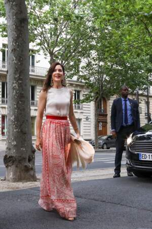 La princesse Mary de Danemark adopte un look boho chic en jupe longue à fleurs, le 23 juin 2019 à Paris