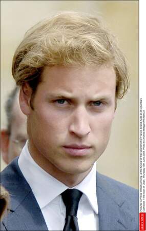 Le prince William  22 ans avec une houpette en 2004