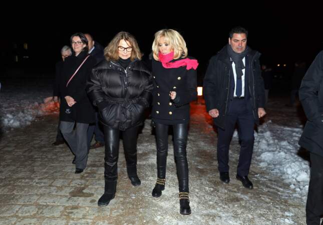 Brigitte Macron très sobre tout en noir avec une pointe de couleur et son étole rose Louis Vuitton