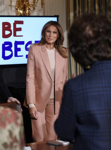 Melania Trump portait un costume rose poudré signé Emilio Pucci pour cette réunion à Washington