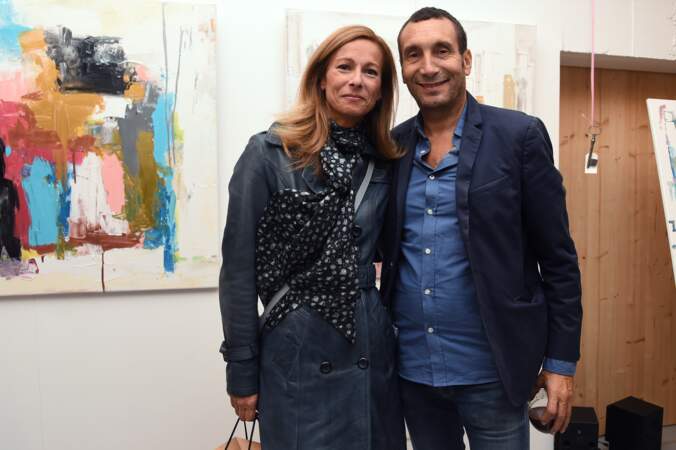 Lors du vernissage de l'exposition de l'artiste Caroline Faindt, Anne Gravoin rayonne aux côtés de Zinédine Soualem