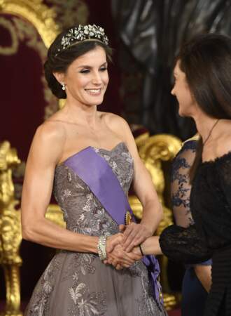 Letizia avait choisi d'accessoiriser sa tenue avec un ruban violet de l'ordre péruvien, en l'honneur de ses invités