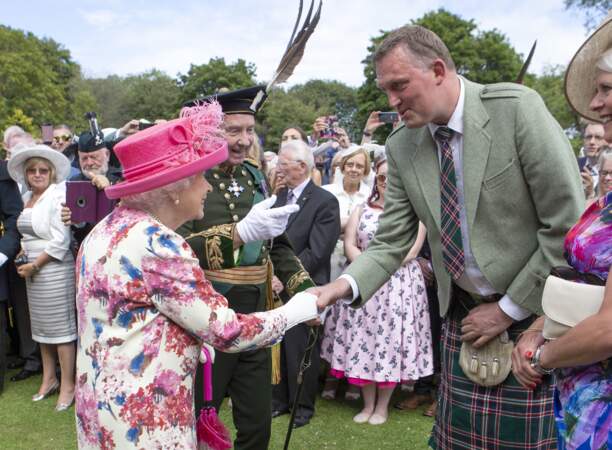 Elizabeth II et l'un des invités de la garden party du 4 juillet au palais de Holyroodhouse à Edimbourg