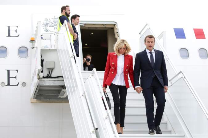 Brigitte Macron en rouge et blanc, les couleurs du drapeau canadien pour son arrivée au Canada