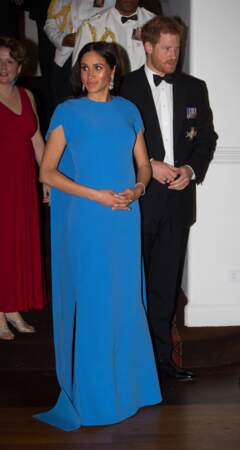 Chic et solaire, Meghan Markle, enceinte, arrive au diner d'Etat dans une robe bleue et dos comme une cape.
