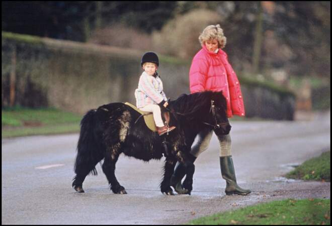La prince Harry fait du poney, accompagné par sa mère Lady Diana, en 1988