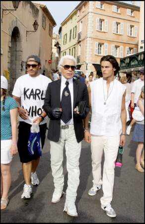 Baptiste Giabiconi et Karl Lagerfeld se promènent sur le port de Saint-Tropez en 2009
