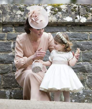 Déclinaison de rose et de beige pour Kate (en Alexander McQueen) et Charlotte au mariage de Pippa le 20 mai 2017