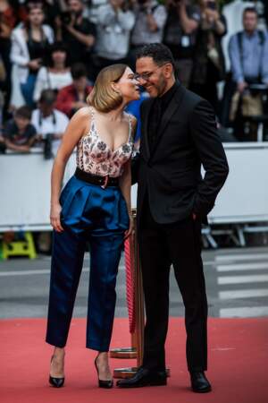 Léa Seydoux portait un top un brin vintage décolleté et un pantalon en satin bleu