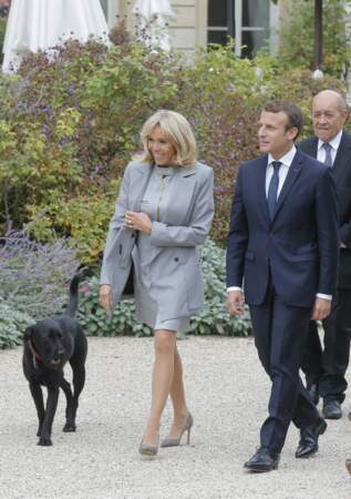 Emmanuel et Brigitte Macron avec leur chien Némo à l'Elysée