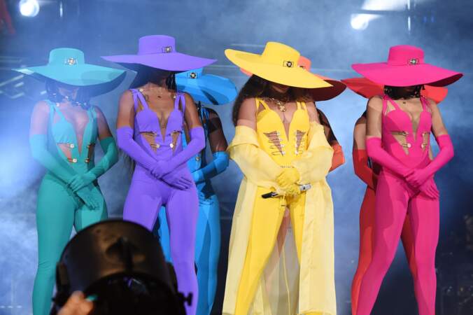 Beyonce offre un véritable festival de look color block sur scène avec ses choristes toutes en Atelier Versace