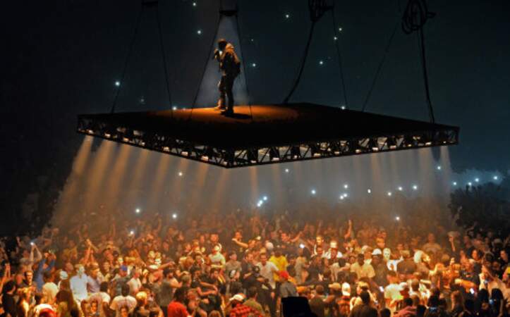 Concert de Kanye West à Boston. Le chanteur se produit sur une scène suspendue, flottant au-dessus de ses fans. 