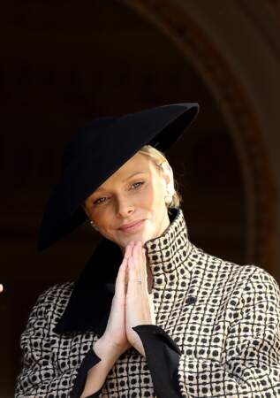 La princesse Charlene de Monaco très élégante avec son manteau damier Akris