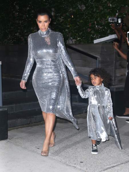 Kim Kardashian et sa fille North West se rendant au concert de Kanye West à New York, le 5 septembre 2016