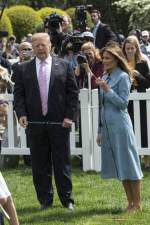 Donald Trump et Melania Trump quasi à la même taille puisqu'elle ne porte pas d'escarpins mais des ballerines