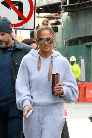 Jennifer Lopez ne quitte plus son chignon bun quoi qu'elle fasse ici à New York le 28 mars 2019.