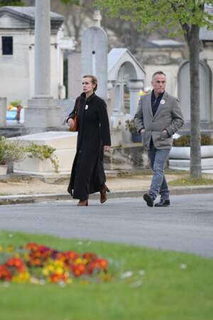 Sandrine Bonnaire arrivant aux obsèques d'Agnès Varda au cimetière du Montparnasse ce 2 avril