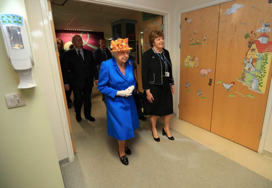La reine Elizabeth II rend visite aux victimes de l'attentat de Manchester le jeudi 25 mai 2017.