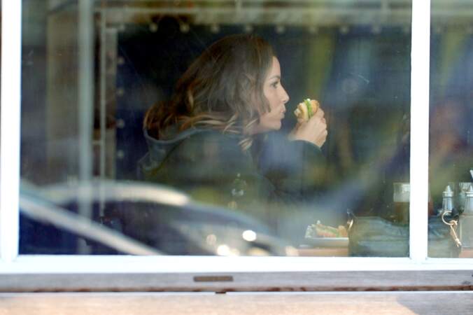 Eva Longoria profite d'une pause lors d'une pause de tournage à Vancouver pour goûter un fish & chips.