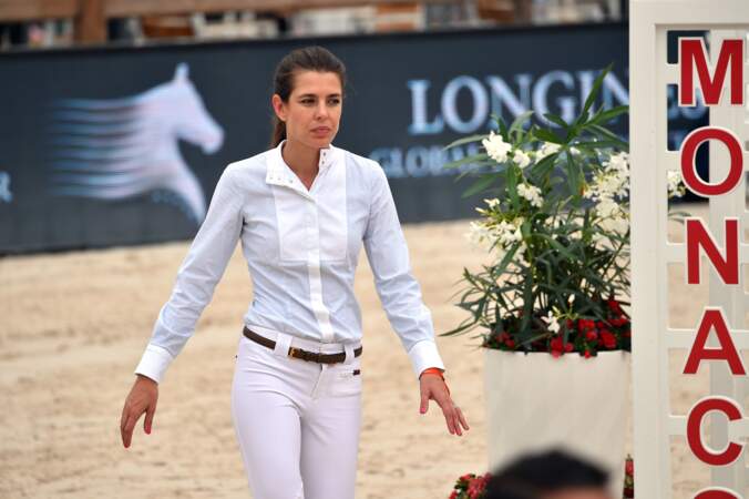 Cavalière émérite, Charlotte Casiraghi est tout aussi élégante en jean et chemise blanche