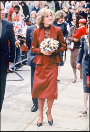 La princesse Diana en ensemble bordeaux à basques, en 1985 à Broadwater Farm