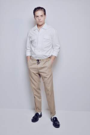 L'acteur Dylan Sprouse ose le blanc sous des mocassins noirs chez Boss, touche de fraicheur d'un look classique. 