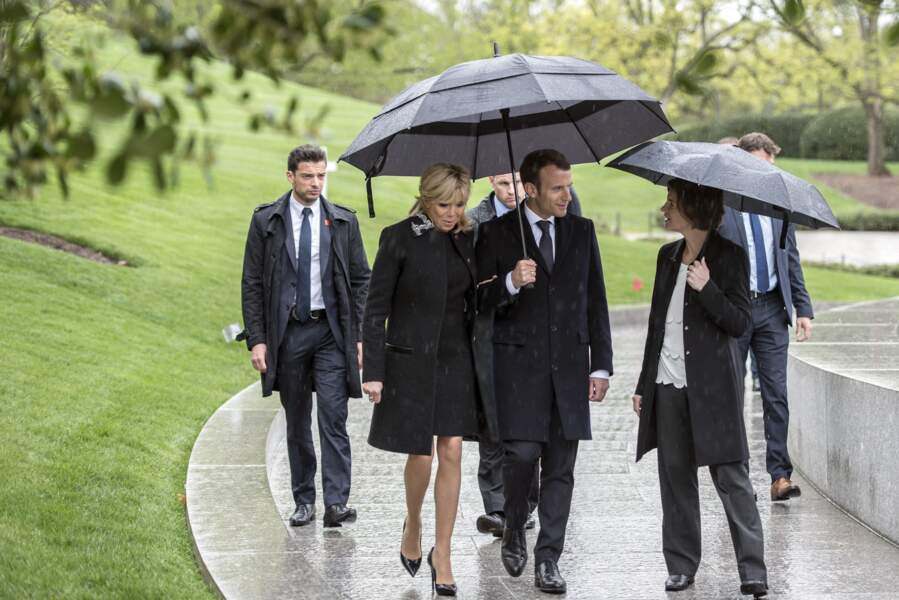 Le garde du corps de Brigitte Macron suit la Première dame de très près